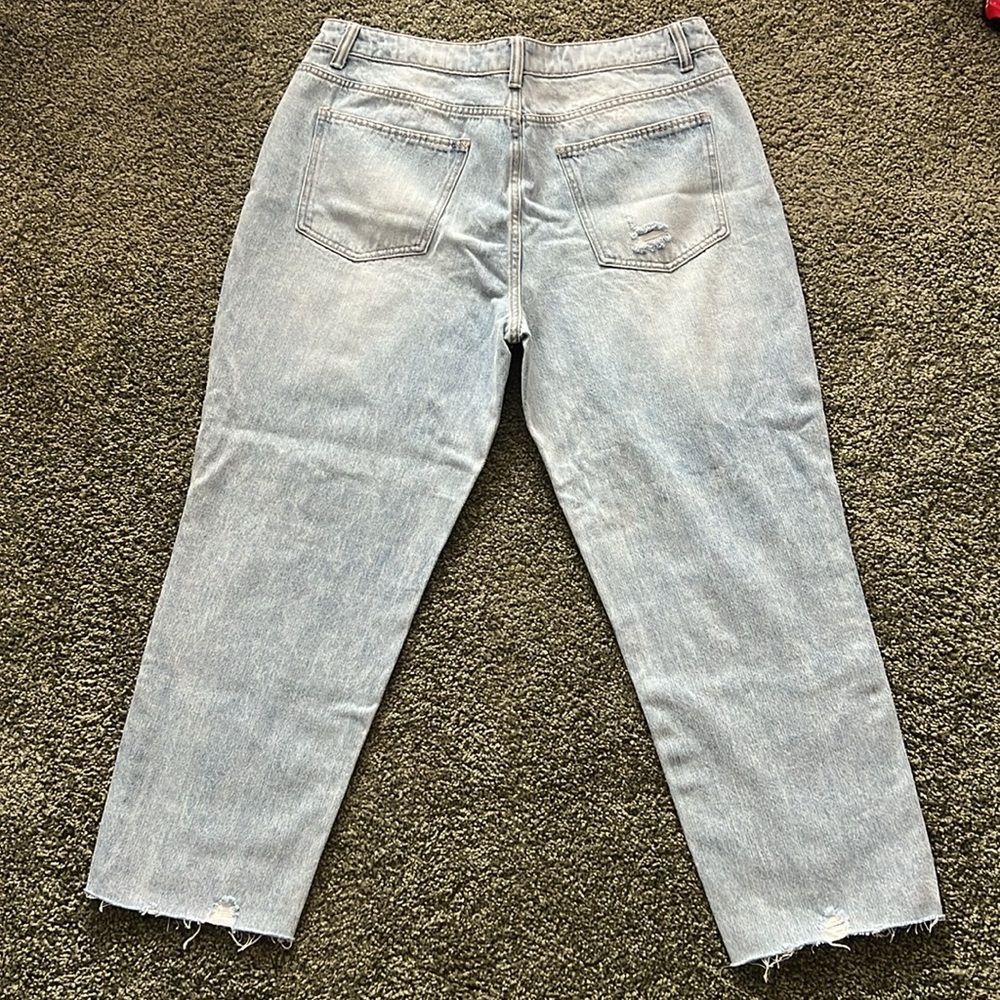 No Boundaries Super High-Rise Slim Straight Lightwash distressed jeans- 17 - Picture 3 of 7